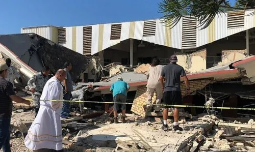 Viktima dhe të plagosur nga shembja e çatiaë së një kishe në Meksikë