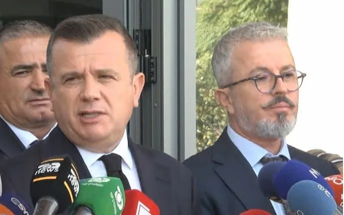 Ministri Balla flet pas  takimit me kreun e KLP-së: Policia dhe Garda janë në krye të detyrës për t’u garantuar sigurinë