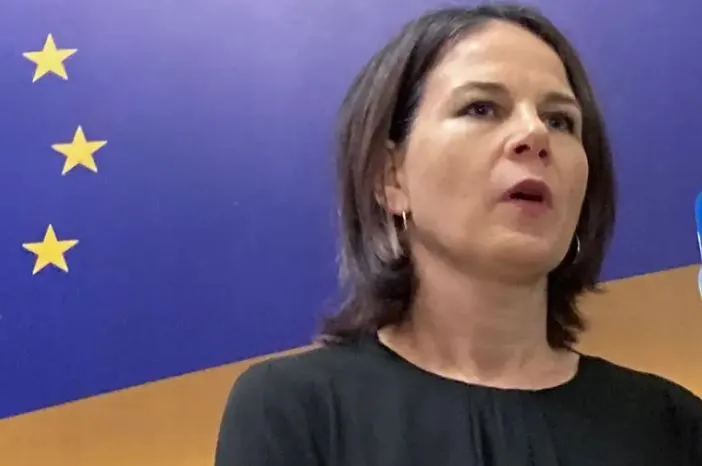 Ministrja gjermane  Baerbock bën thirrje  nga Kievi : Serbia të reduktojë trupat në kufi me Kosovën