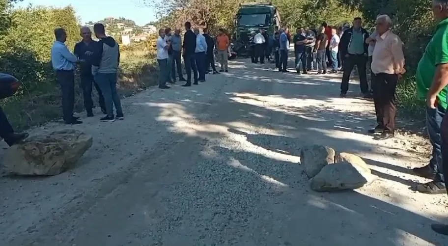 Protesta/ Banorët e Zall Herr bllokojnë rrugët me gurë  në shenjë proteste
