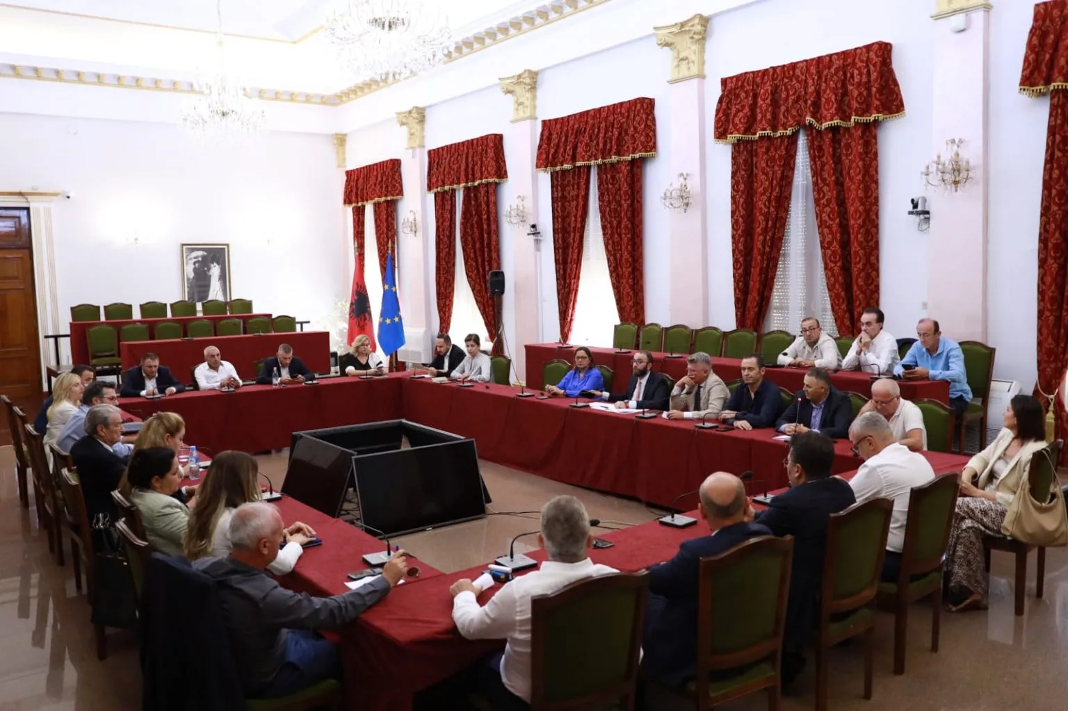 Deputetët e opozitës mblidhen në Kryesinë e Kuvendit