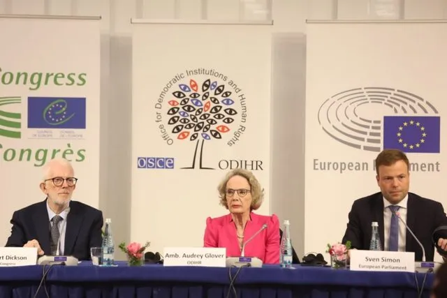 Ambasada e SHBA: Nxisim qeverinë, insituconet dhe partitë që të zbatojnë rekomandimet që përfshijnë keqpërdorimin e burimeve shtetërore dhe…