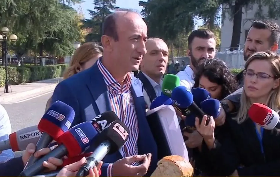 Deputeti i PD  Sula shkon me bukë në parlament: Rritja e pensioneve sa një gjysmë buke, e turpshme
