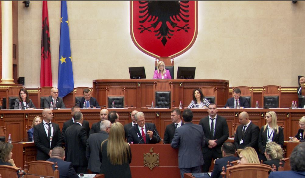 TENSIONE NË KUVEND/ Berishën e rrethon Garda pasi bllokoi foltoren, Basha flet nga vendi