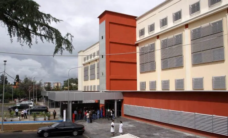 Prindërit e foshnjës  9-ditëshe  që vdiq në spital,  kallëzojnë drejtoreshën e QSUT: S’kishte sallë operimi dhe specialistë! Ilaçi mungonte