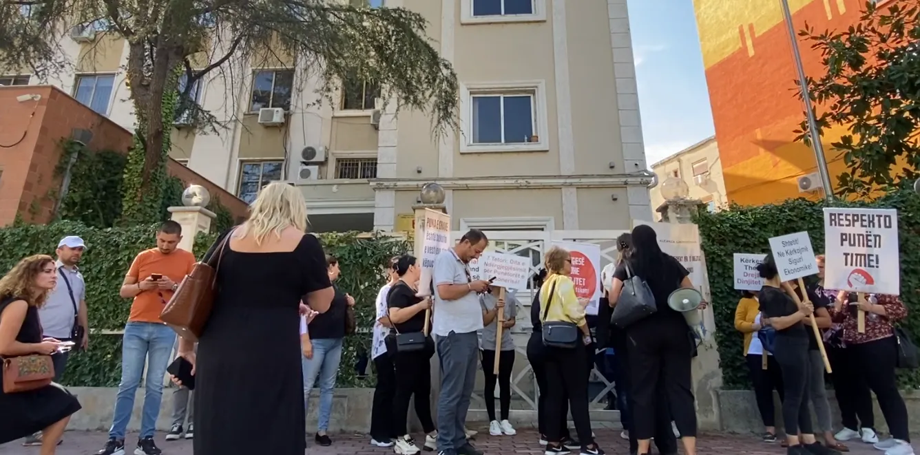 Punonjëset e fabrikës së mbyllur në Fier pa rroga dalin në  protestë, prokuroria: Kemi regjistruar procedim penal për “falimentim të provokuar”