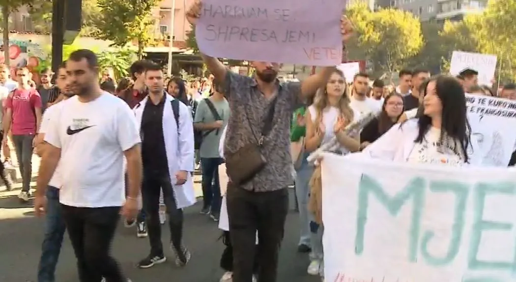 PROTESTA/ Studentët e mjekësisë bllokojnë rrugën, kërkojnë dorëheqjen e zv. ministres së Arsimit