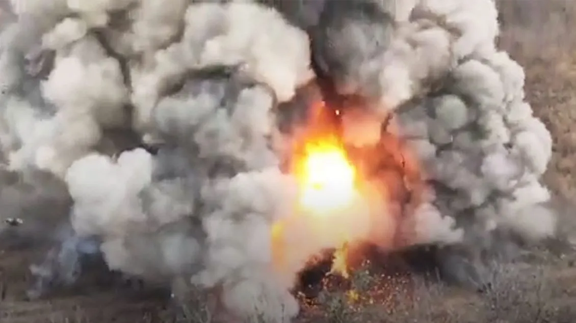 VIDEO/ Ushtarët ukrainas hedhin  në erë tanku rus