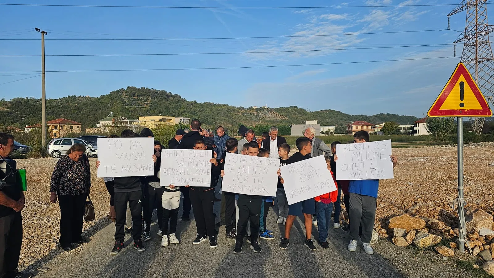 Foto/ Banorët e Bërxullës përplasen me policinë, bllokojnë njërin aks të rrugës së Rinasit! Shoqërohen dy persona