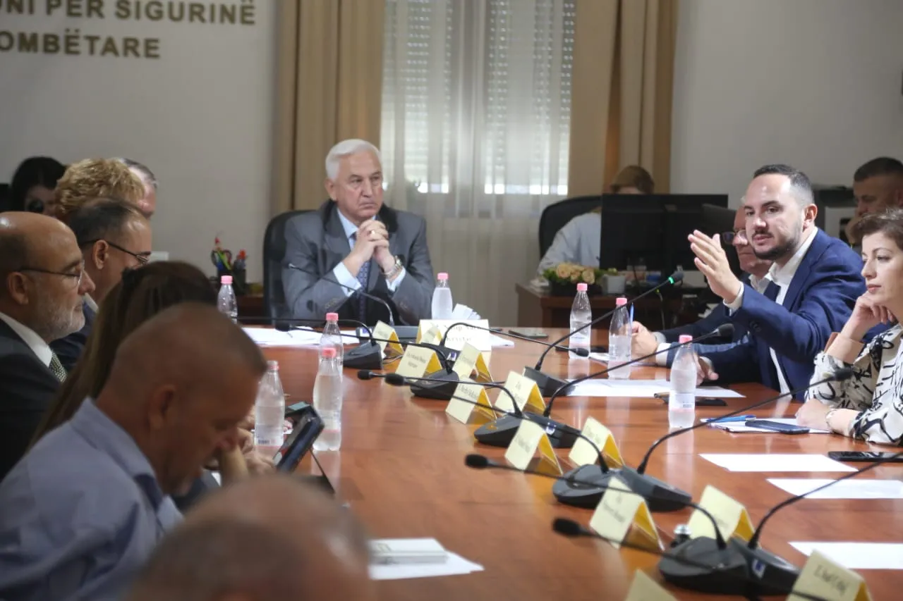 Debate dhe replika në Komisionin e Ligjeve: Deputeti i PD: Lutuni të Rama, atë keni Zot