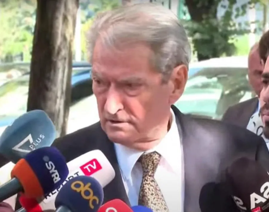 Berisha  flet pas mbledhjes së Grupit Parlamentar të PD-së:  Përjashtim absurd i deputetëve