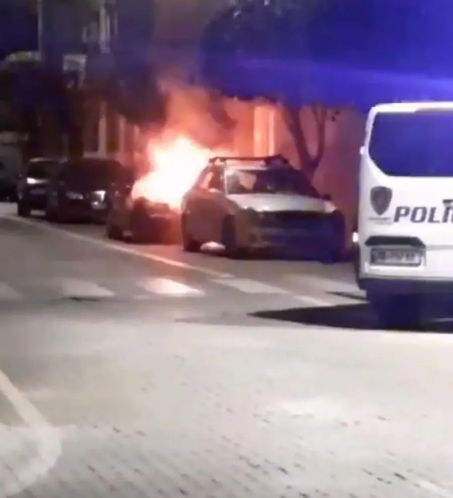 Pogradec, automjeti i   një polici përfshihet nga zjarri gjatë natës