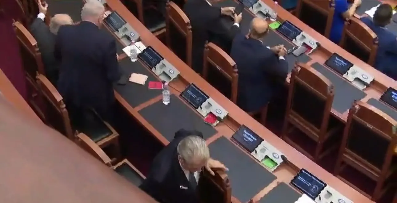 Fjalimi i Ramës/ Berisha dhe deputetët e opozitës braktisin Kuvendin
