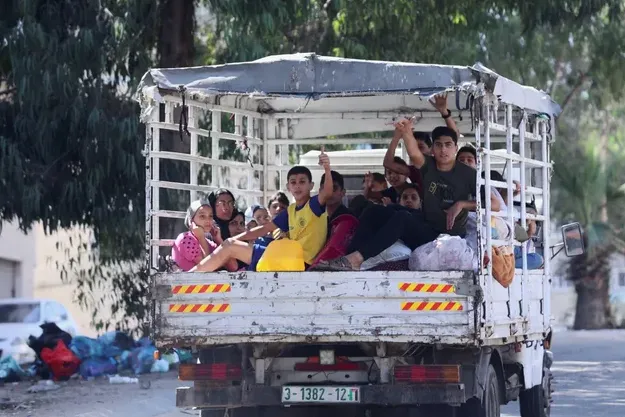Palestinezët në Gazën veriore lënë shtëpitë
