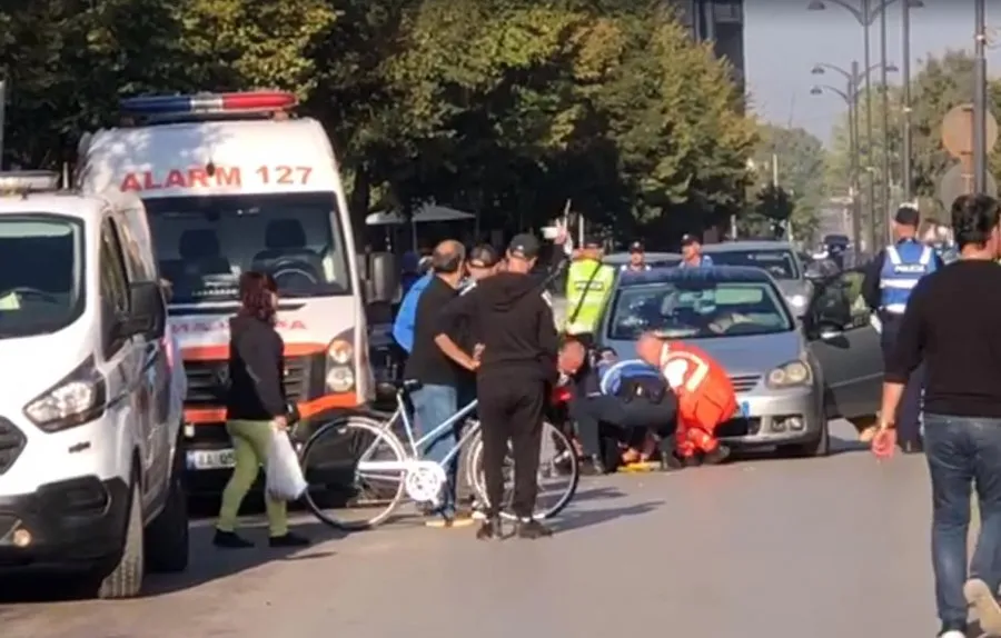 Fier, drejtuesja e automjetit përplas burrë e grua