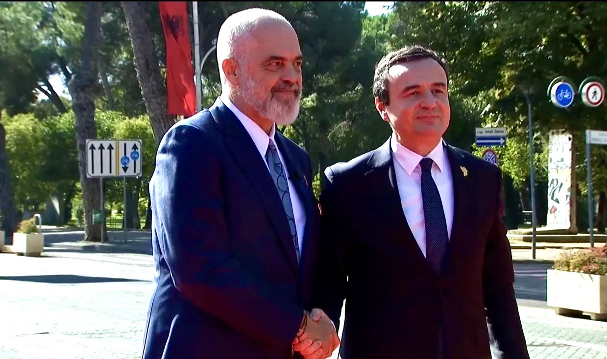 Albin Kurti mbërrin  në Tiranë  për  Samitin e Procesit të Berlinit