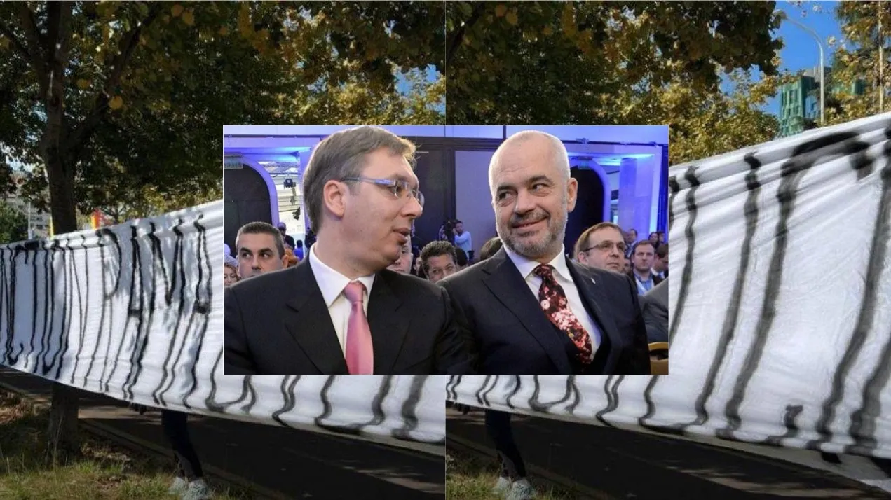 Banderola e tre të rinjëve: Sanksione Ramës dhe Vuçiçit!