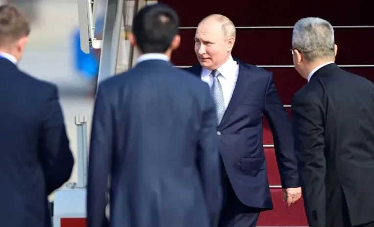 Putin takohet me Xi Jinping në Pekin