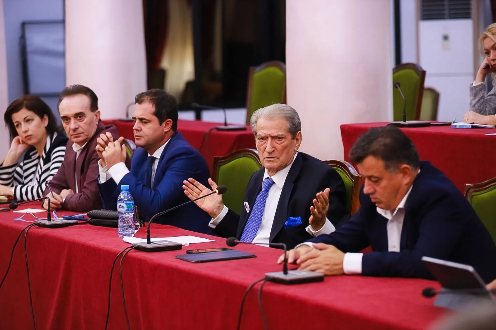 Berisha pas mbledhjes: Kryetar i grupit është Bardhi. Deputetët e tjerë uroj t’i bashkohen PD-së, nuk janë votuar për t’u përdorur nga “Lulzim Pengu”