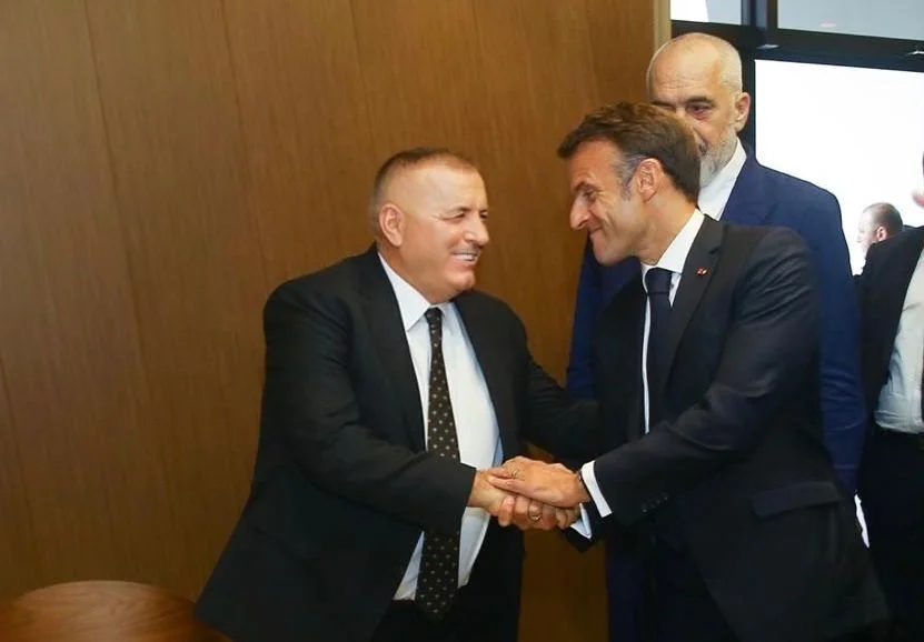 President Macron i pranishëm    gjatë nënshkrimit të marreveshjes së   KASTRATIT   me  konglomeratin ndërkombëtar  LAGARDERE!