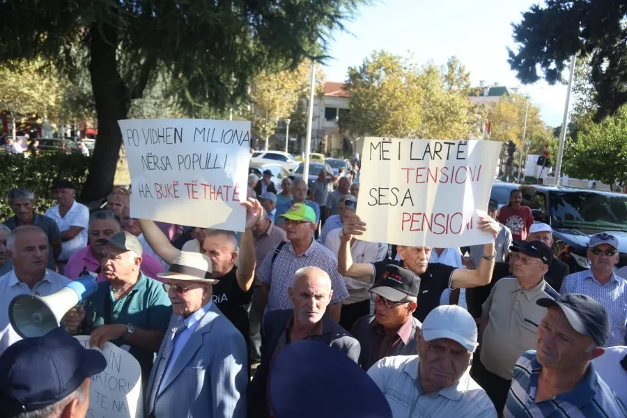VIDEO/ Pensionistët dhe minatorët protestë para Kuvendit, përplasen me policinë! Gardistët shtyjnë të moshuarit