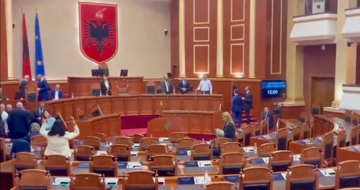VIDEO/ Deputetët e opozitës  bllokon Kuvendin