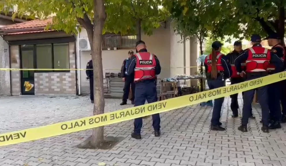 Korçë, autori sulmon  me thikë pronaren e një dyqani dhe një 60-vjeçar që ndërhyri për të parandaluar krimin