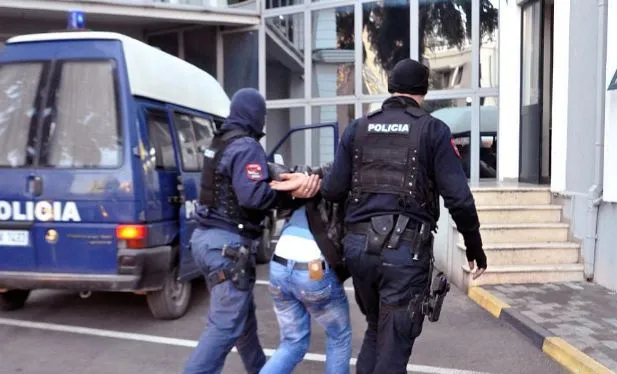 Tiranë/ Arrestohet 29-vjeçari që përvetësoi shuma parash duke mashtruar  klientët të kryenin pagesa në emër të tij