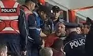 VIDEO/ Korçë goditet  me grushte  presidenti i Skënderbeut dhe i biri gjatë ndeshjes