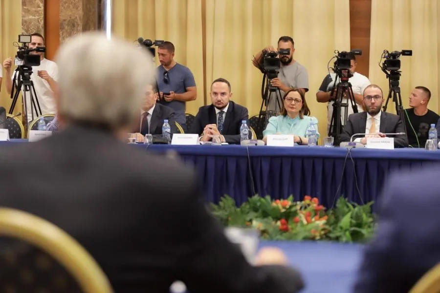 Shuhen zërat për ‘përçarje’ në grupin parlamentar të PD