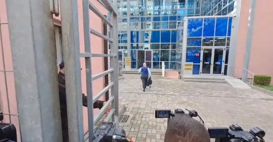 Ish-kryeministrin Sali Berisha u pëtfaqësua me  avokat, ndërpritet seanca