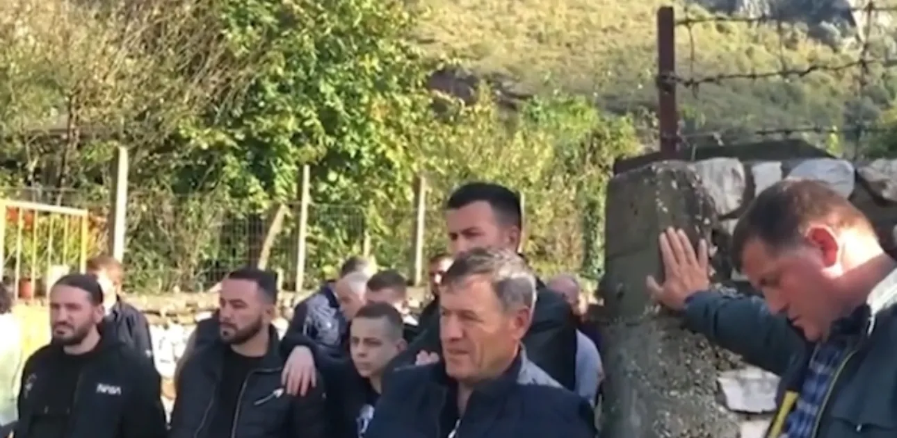 FOTO/ Banorët në protesté: Mero Baze po na merr ujin për resortin, do të ketë përplasje