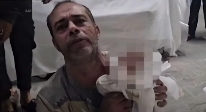 Babai palestinez mban foshnjën e vrarë në krahë: Edhe sikur të më shtypin me tank, s’largohem nga banesa