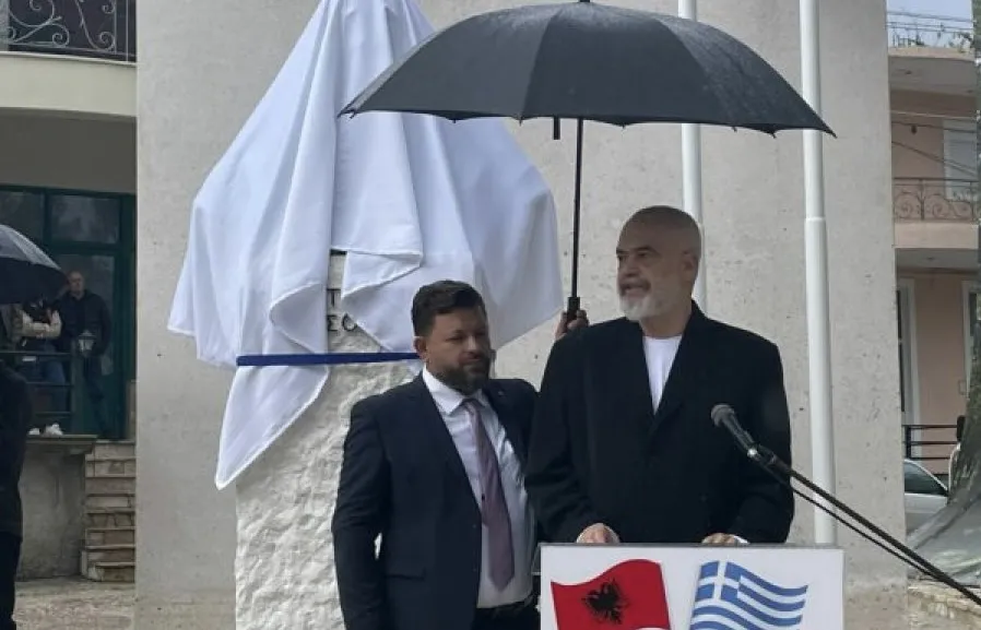 Rama zbulon bustin e Mitsotakis, ceremonia bojkotohet nga kryeministri grek