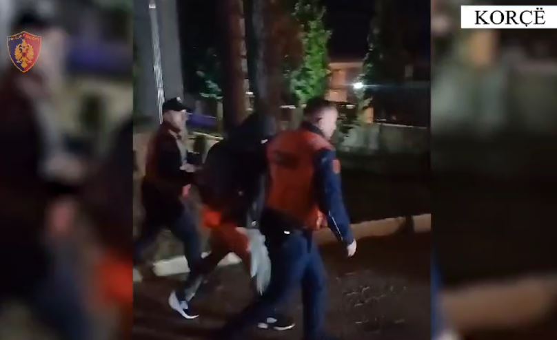KORÇË/ Katër persona kapen duke transportuar emigrantë klandestinë