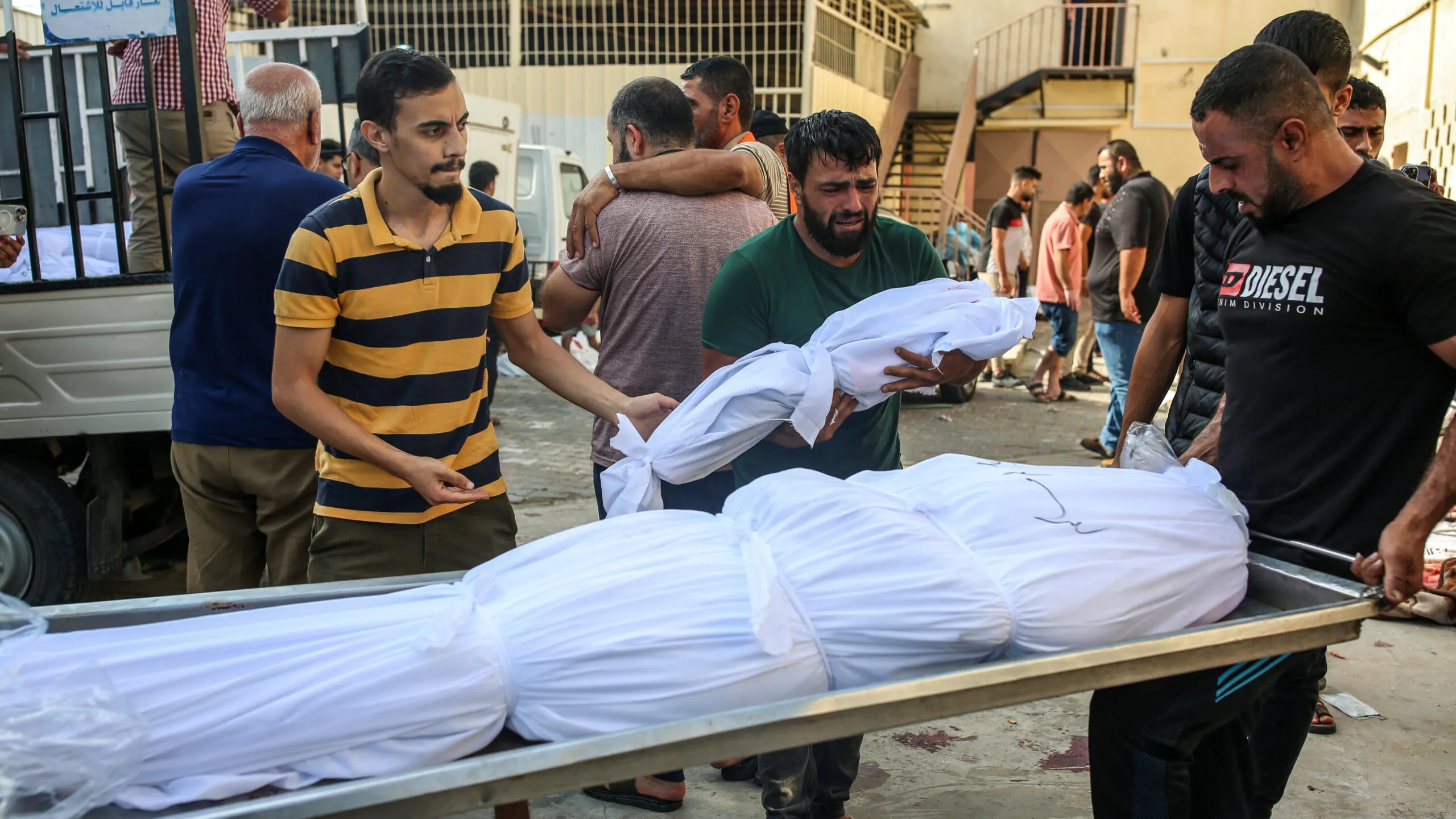 Izraelitët dhe palestinezët mes vështirësish për të varrosur të vdekurit