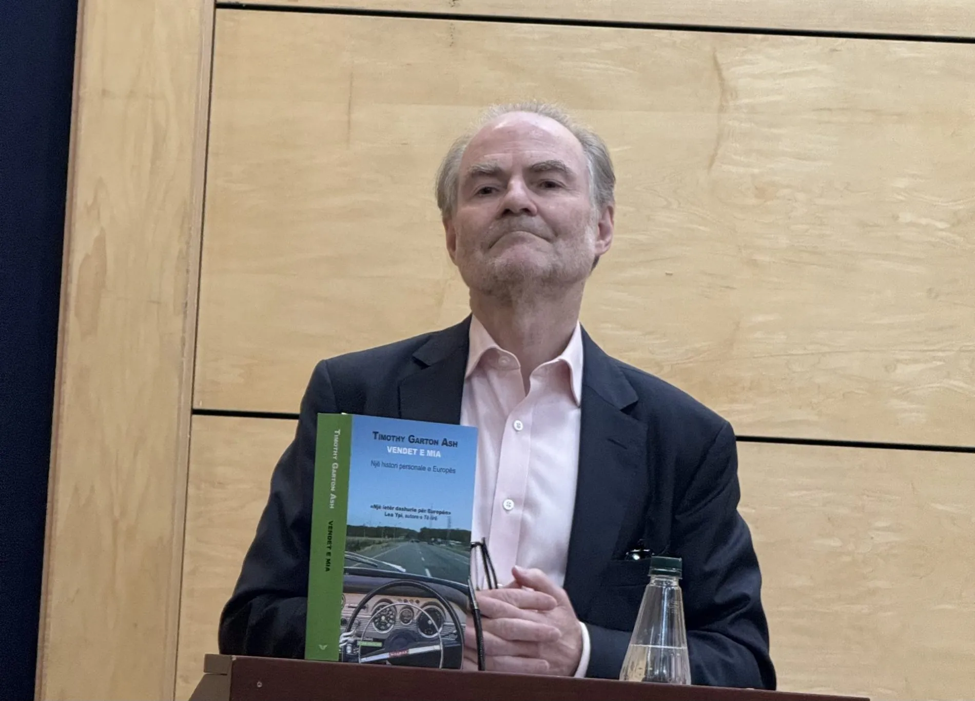 Timothy Garton Ash, në Tiranë për të rrëfyer historinë e të tashmes