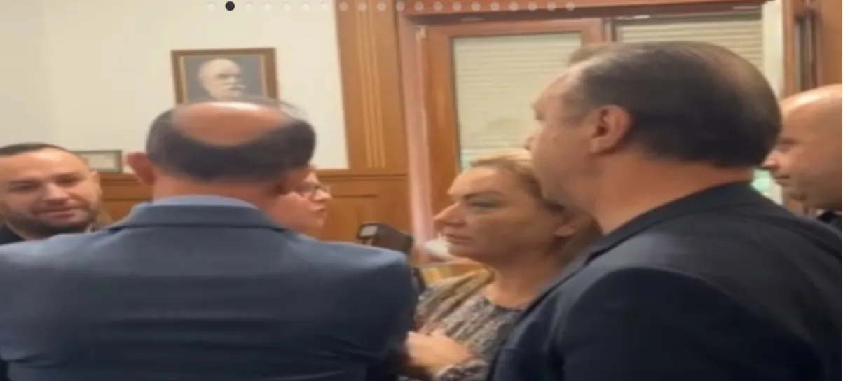 Berisha dhe deputetët e përjashtuar futen në zyrën e Bushkës, debate të forta: Nxirrni gardën jashtë