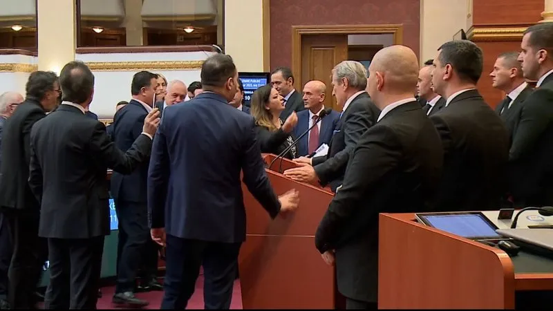 Komisioni i Etikës merr vendimin, përjashtohen me 10 ditë 5 deputetë të opozitës. Korreshi me 3 ditë (Emrat)