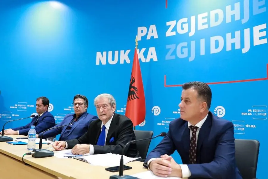 ‘O fitojmë, o shuhemi’/ Thirrja e Palokës: Të gjithë bashkë! Gati për çdo gjë! Regjimet përmbysen!