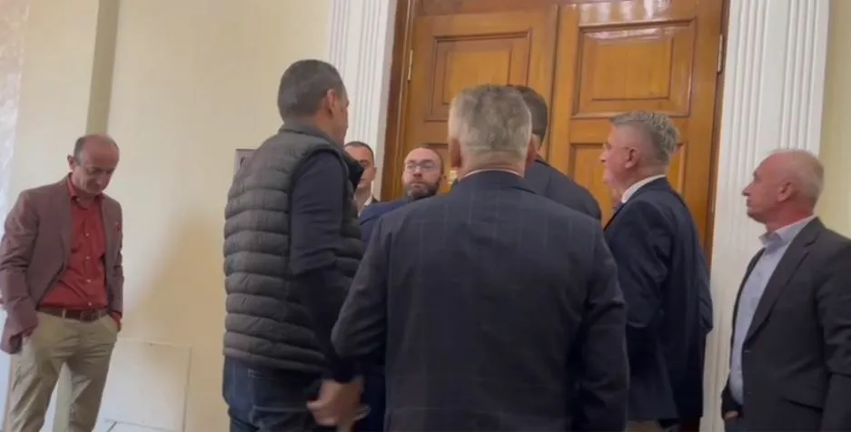 Deputetët e opozitës  s’lejuan hyrjen nëpër salla, shtyhet mbledhja e Konferencës së Kryetarëve