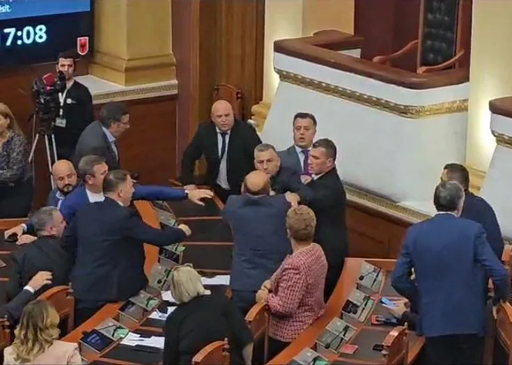 Nis mes kaosit seanca plenare, Nikolla: Kuvendi nuk janë karriget. Duartrokasin socialistët. Opozita proteston duke i rënë tavolinave