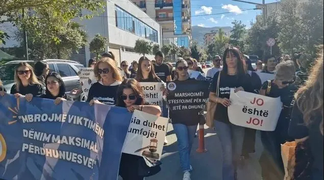Përdhunimi i 26-vjeçares në Vlorë nga tre persona/ “Mbrojmë viktimën, edukoni djemtë”