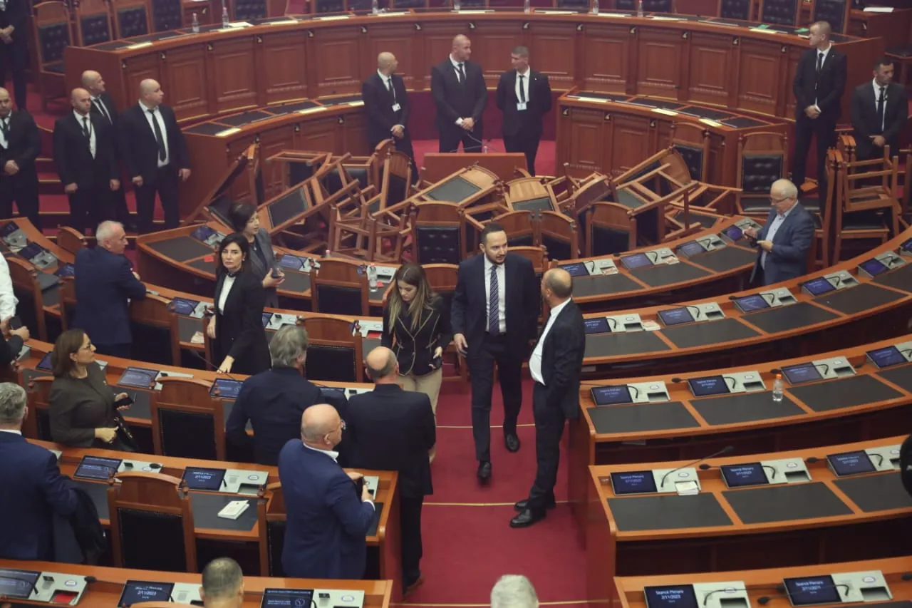 PS mbledh firmat që  të  përjashtojnë  deputetët e opozitës që  bllokuan parlamentin