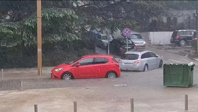 VIDEO/ Shqipëria nën pushtetin motit  me reshje/ Durrësi mbulohet nga uji! Probleme dhe në aksin Rinas-Tiranë
