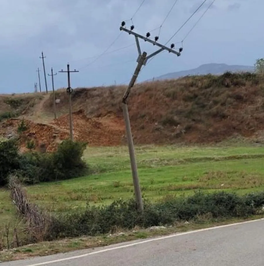 Maliq, 13 fshatra pa energji elektrike, rrjeti i amortizuar shkatërrohet nga stuhia