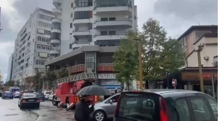 E rëndë në Durrës, i riu hidhet nga ballkoni  dhe gjen vdekjen