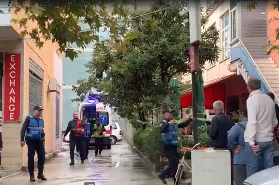 VLORË/22-vjeçarja bie nga kati i pestë i pallatit, gjen vdekjen