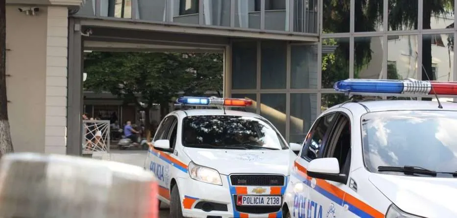 Tiranë/ Shisnin lëndëve narkotike, në afërsi të lokaleve të natës në Tiranë, 8 në pranga (EMRAT)