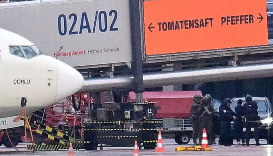 Merr fund drama në aeroportin e Hamburgut, dorëzohet pa rezistencë babai që mbante peng vajzën e tij 4-vjeçare në pistën e avionëve